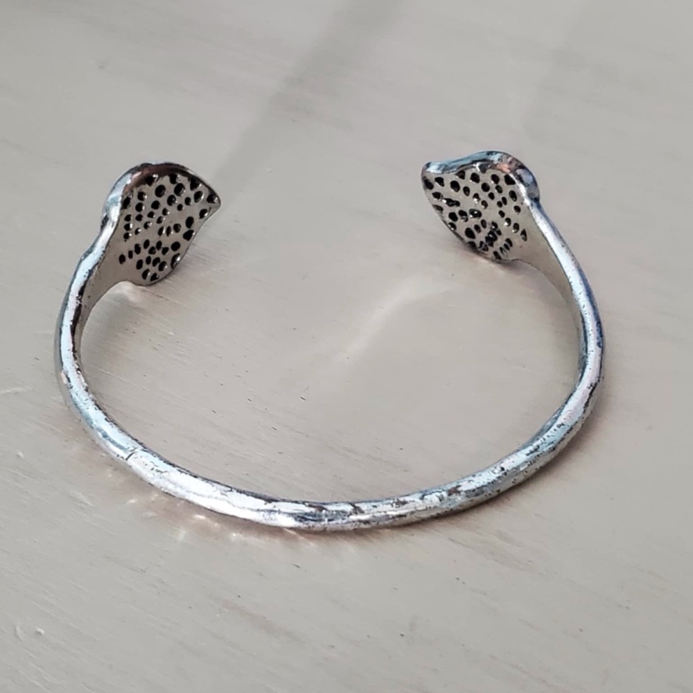 Lucky Brand Hammered Silver Tone Metal Scrolled Leaf Bangle! EUC - Picture 2 of 5